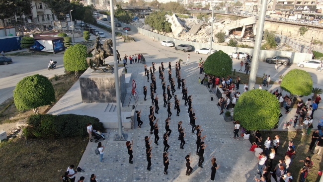 Hatay’da ‘100 beden tek ruh’ sloganıyla zeybek gösterisi