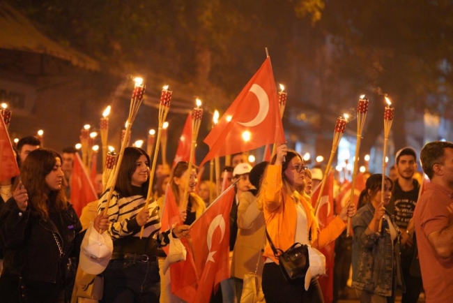 Cumhuriyet’in 100. yılı fener alayı yürüyüşleriyle kutlandı