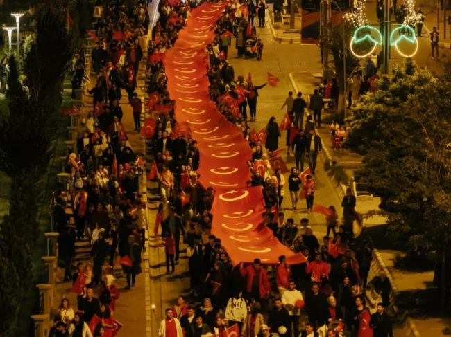 Cumhuriyet’in 100. yılı fener alayı yürüyüşleriyle kutlandı