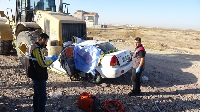 Yoldan çıktı, iş makinesine çarptı