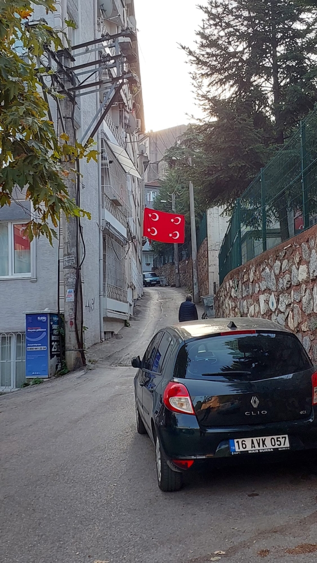 Bursa sokakları kırmızı beyaza büründü