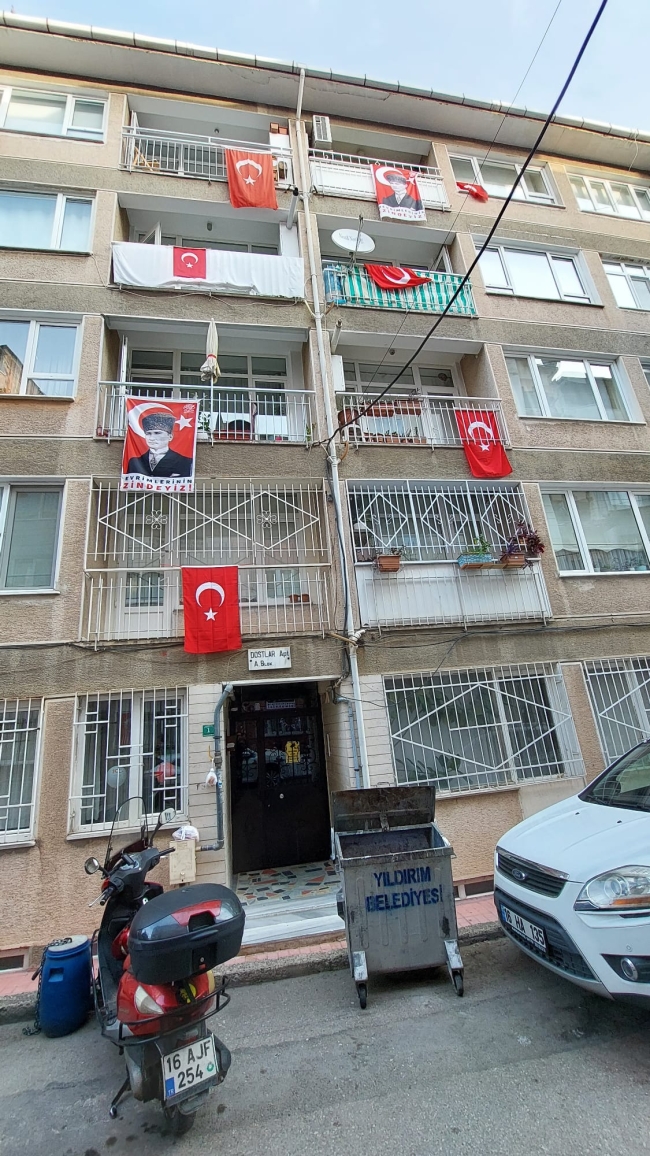 Bursa sokakları kırmızı beyaza büründü