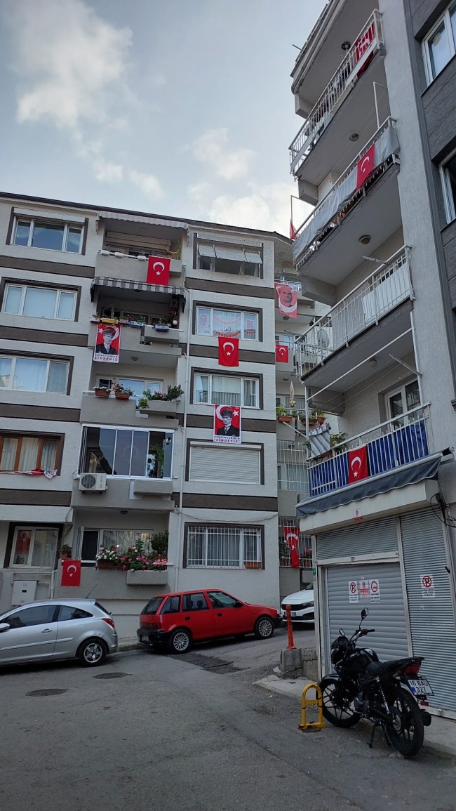 Bursa sokakları kırmızı beyaza büründü