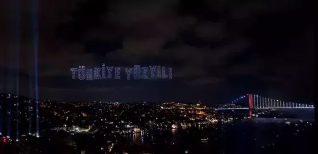 İstanbul Boğazı'nda nefes kesen gösteri!
