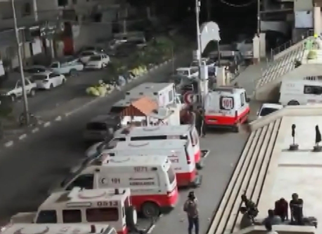 Gazze’de Al-Quds hastanesinin çevresi bombalanıyor