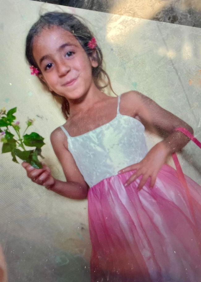 Silah sesini duyup terasa çıkan çocuk boynundan vuruldu