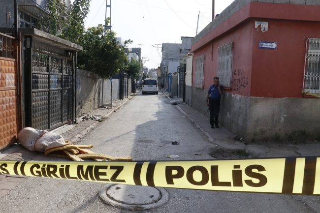 Silah sesini duyup terasa çıkan çocuk boynundan vuruldu