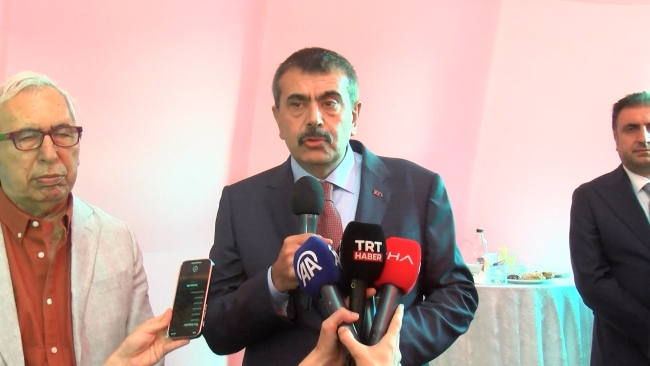 Bakan Tekin gezici TIR'ı ziyaret etti