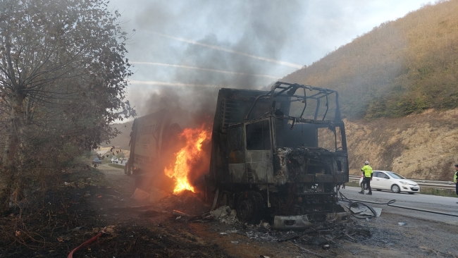 Samsun'da seyir halindeki TIR alev topuna döndü