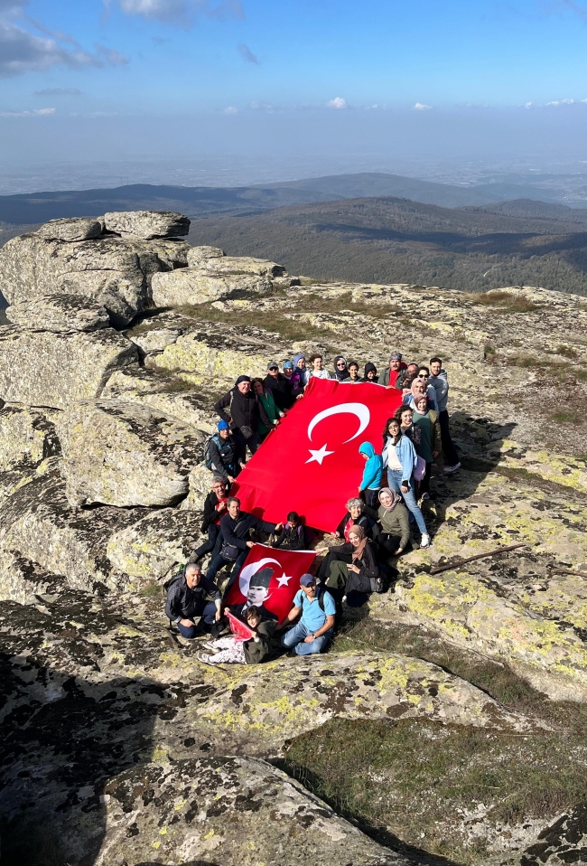 Cumhuriyet’in 100. yılında 100 öğretmen Çataldağ zirvesinde