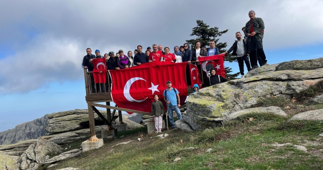 Cumhuriyet’in 100. yılında 100 öğretmen Çataldağ zirvesinde