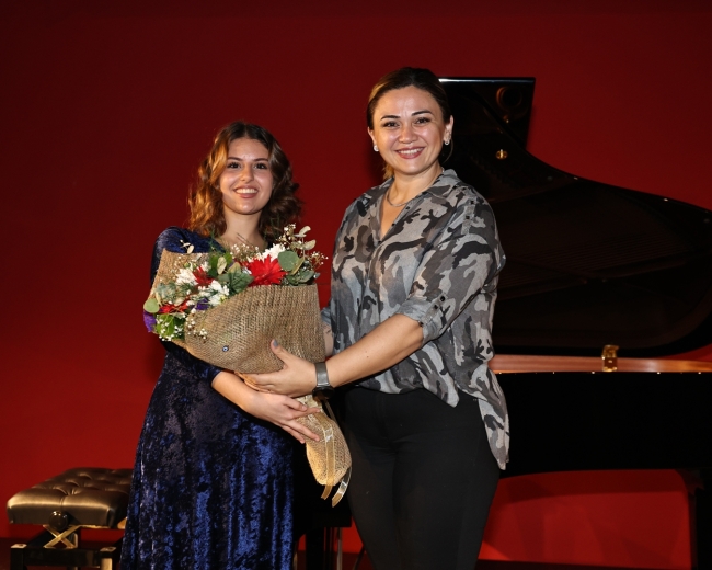 Genç piyanist İdil Naz sahne performansıyla büyüledi