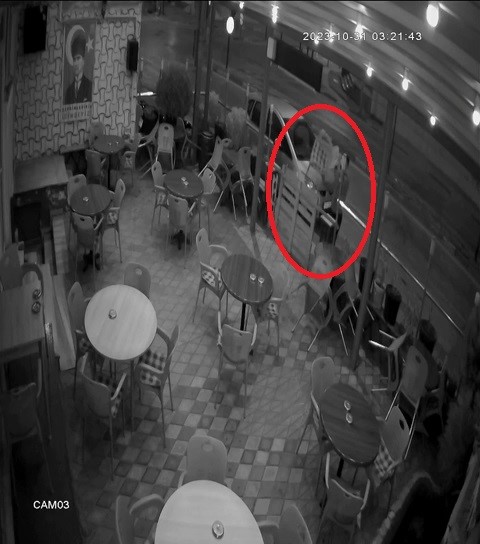 Bursa'da sandalye çalan hırsız kameraya yakalandı