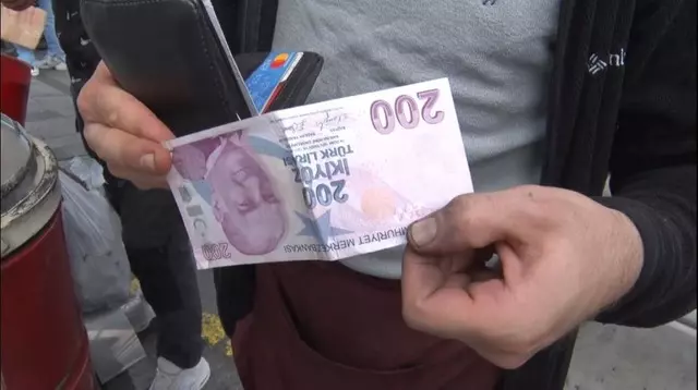 "Robin Hood'um" diyerek önüne gelene para dağıttı