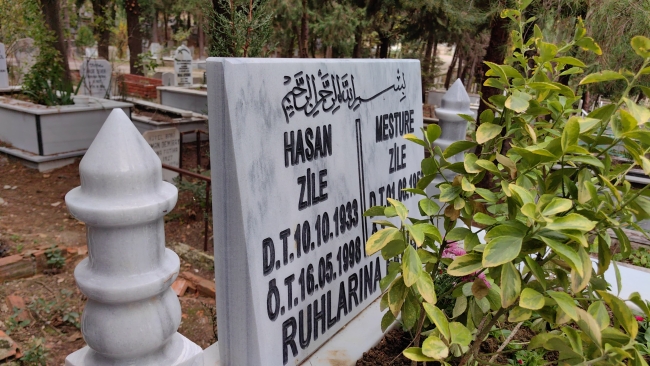 Mezardan çiçek çalan hırsıza not bıraktı