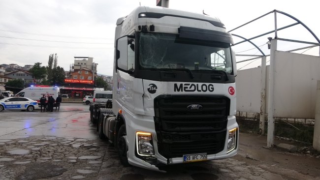 TIR belediye otobüsüne çarptı : 9 yaralı