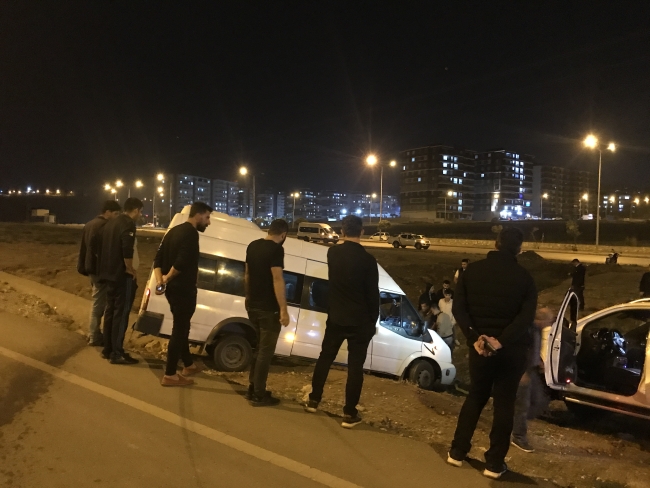 Batman’da virajı alamayan minibüs devrildi