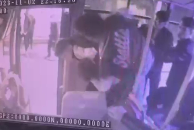 Midibüste 'yan baktın' kavgası kanlı bitti!