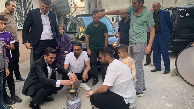 Bursa'da ilginç düğün eğlencesi! Damat halatla araba çekti