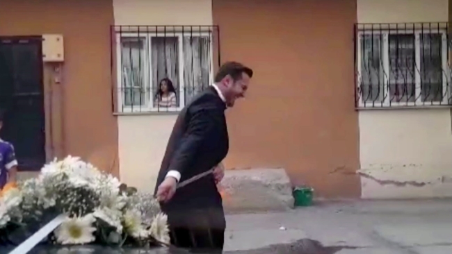 Bursa'da ilginç düğün eğlencesi! Damat halatla araba çekti