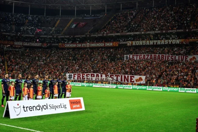 Galatasaray taraftarından Filistin için anlamlı pankart