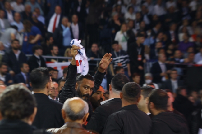 CHP Kurultayı'nda gergin anlar