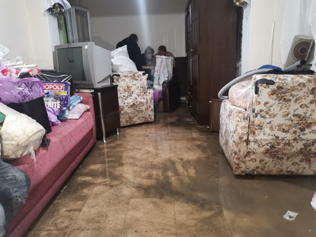 İzmir’de su basan evler savaş alanına döndü