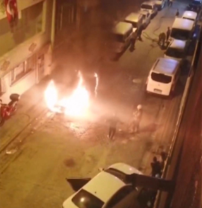 Sultangazi'de park halindeki otomobil kundaklandı