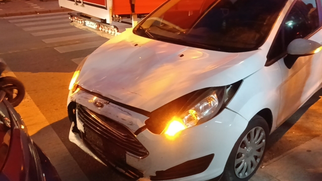 Motosiklet ile otomobil kafa kafaya çarpıştı