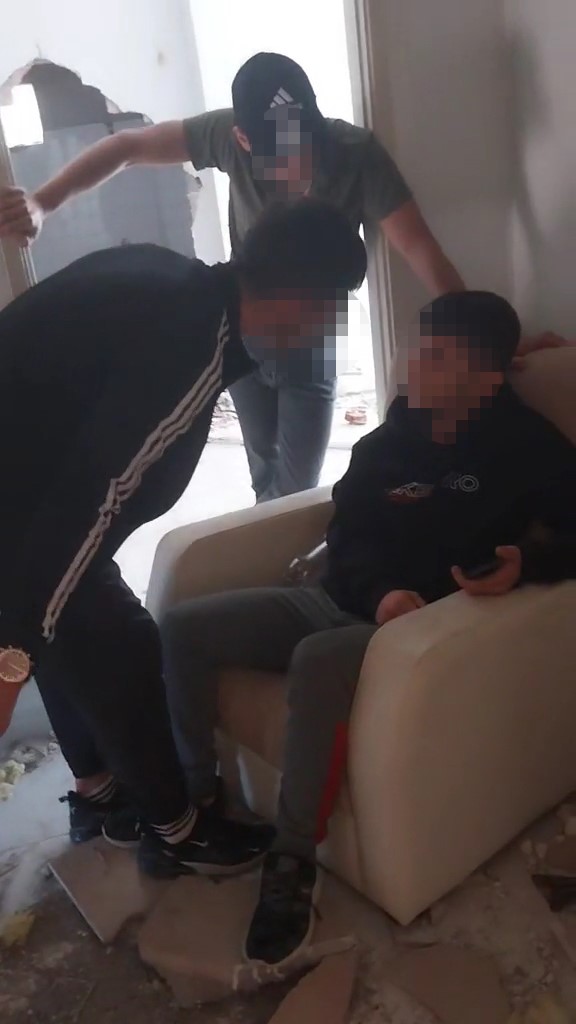Bursa'da 'Sevgilime yazdın' dedi, metruk binada darp etti