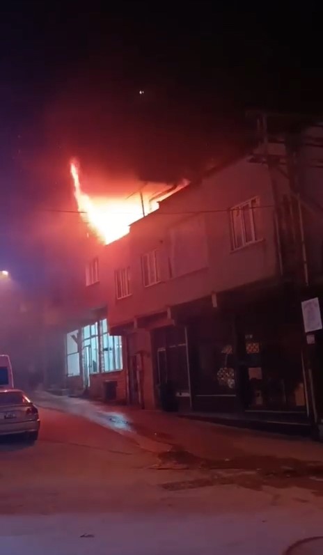 Bursa'da bir evin çatısı alev alev yandı