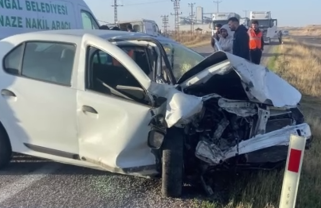 Otomobiller kafa kafaya çarpıştı: 1 ölü 4 yaralı