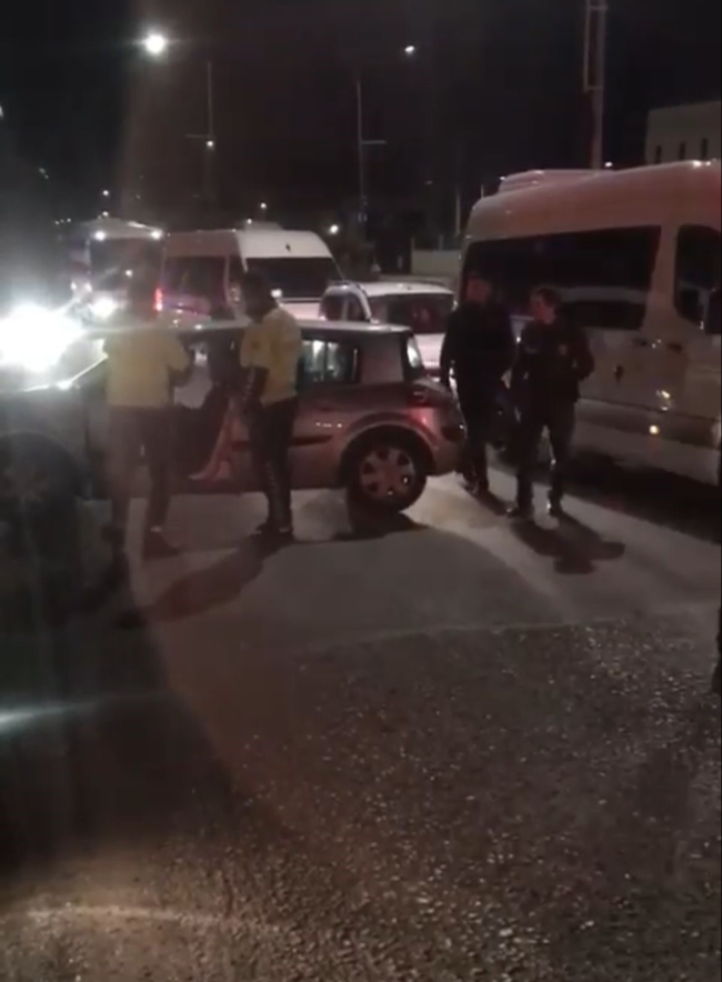 Bursa'da seyir halindeki araçta uyudu! Trafiği felç etti