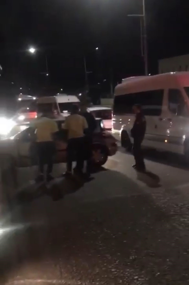 Bursa'da seyir halindeki araçta uyudu! Trafiği felç etti