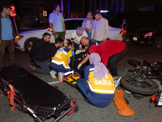 Korkutan kaza! Motosiklet otomobile çarptı