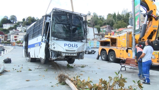 Polis otobüsü denize düşmekten son anda kurtuldu
