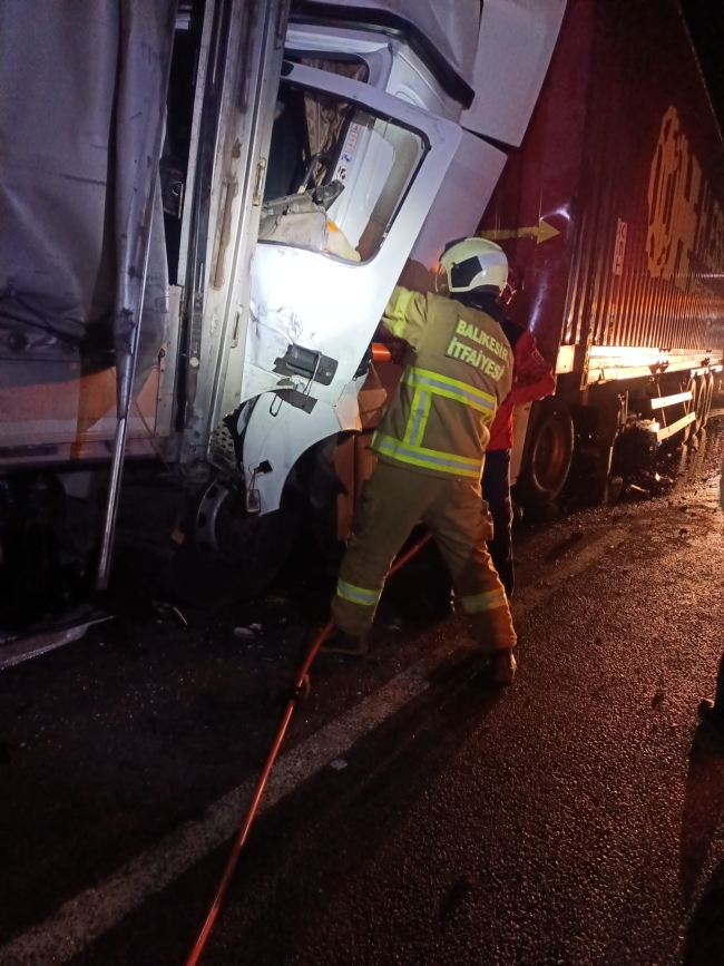 Balıkesir'de zincirleme kaza; 1 ölü, 5 yaralı