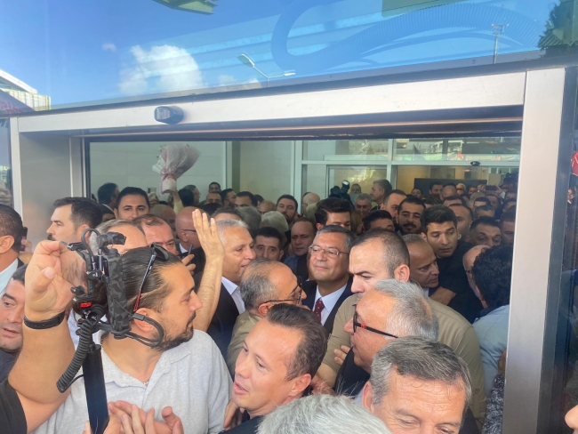 Özgür Özel İzmir'de coşkuyla karşılandı