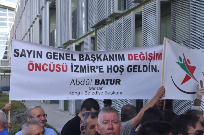 Özgür Özel İzmir'de coşkuyla karşılandı