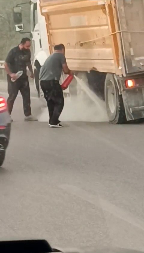 Bursa'da seyir halindeki kamyonun tekerleği uçtu! Facianın eşiğinden dönüldü