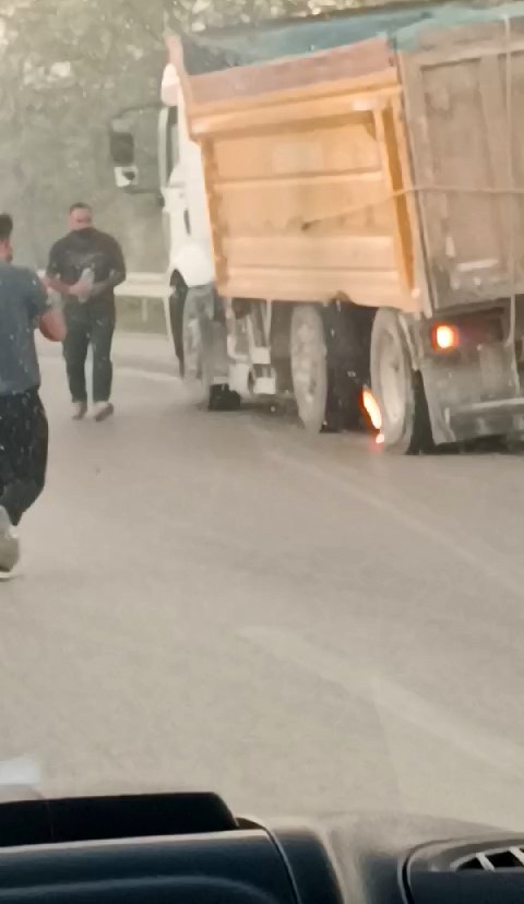 Bursa'da seyir halindeki kamyonun tekerleği uçtu! Facianın eşiğinden dönüldü
