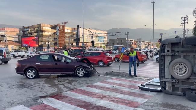 Bursa’da ambulans kaza yaptı!1 ’i sağlık personeli 3 kişi yaralandı