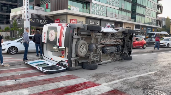 Bursa’da ambulans kaza yaptı!1 ’i sağlık personeli 3 kişi yaralandı