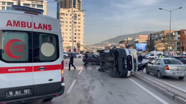 Bursa’da ambulans kaza yaptı!1 ’i sağlık personeli 3 kişi yaralandı