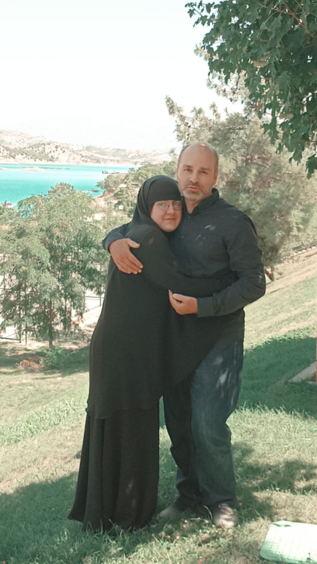 Bariyerlere çarpan motosikletteki çift öldü