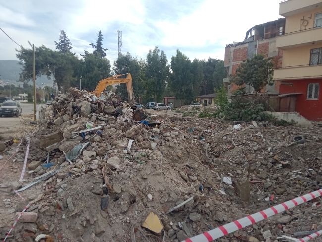 Hatay'da aynı enkazdan ikinci ceset çıktı