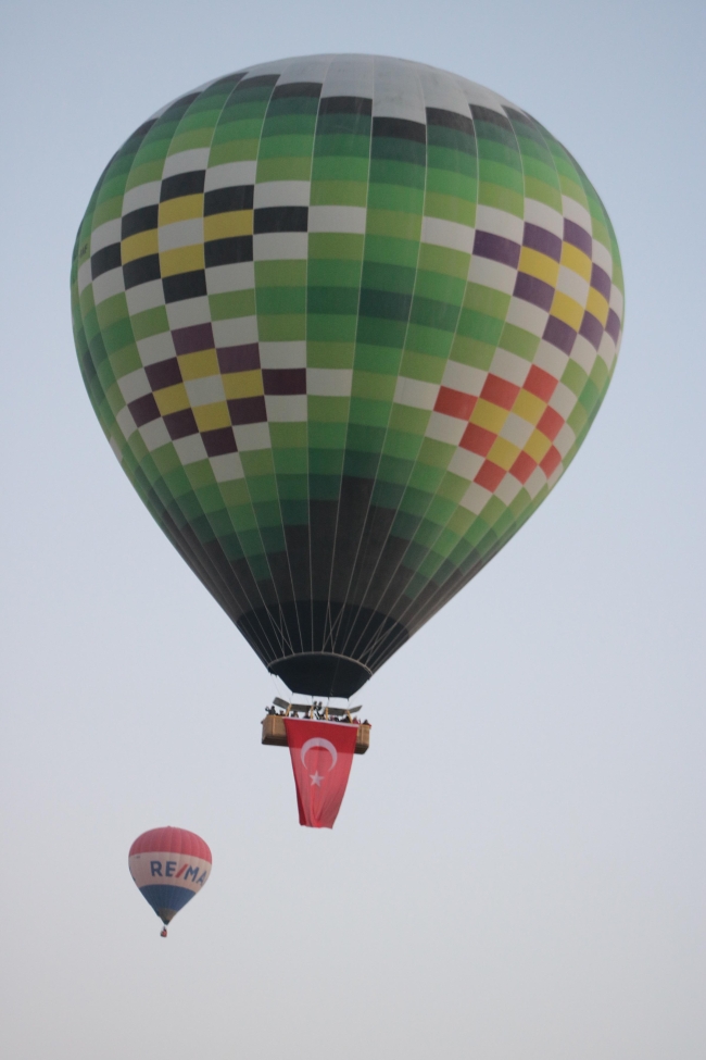 Sıcak hava balonları,Türk bayraklarıyla havalandı