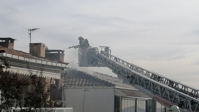 Silivri'de villanın çatısı yandı