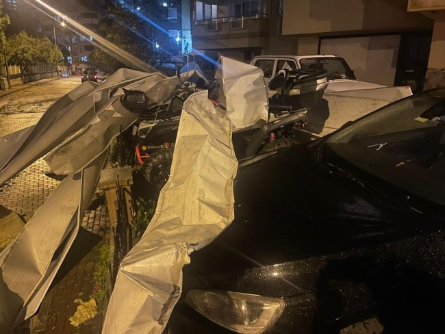 Bursa'da fırtına okul çatısını uçurdu!