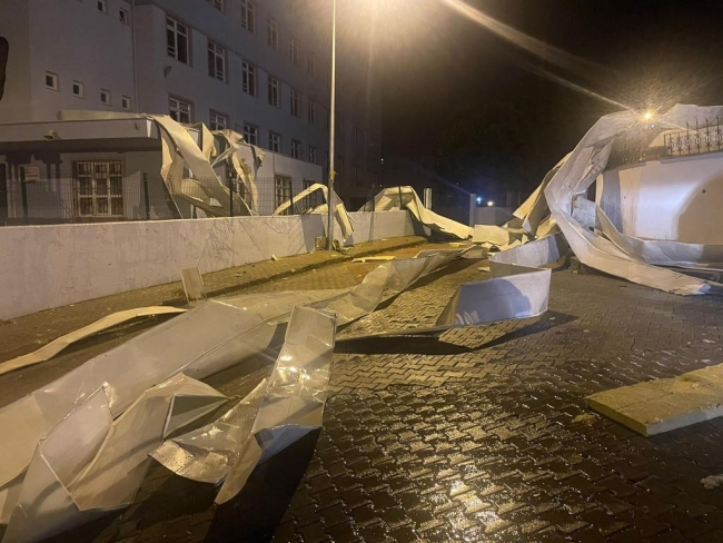 Bursa'da fırtına okul çatısını uçurdu!